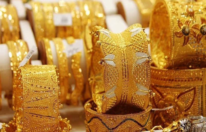 Gold prices fall in global and local markets