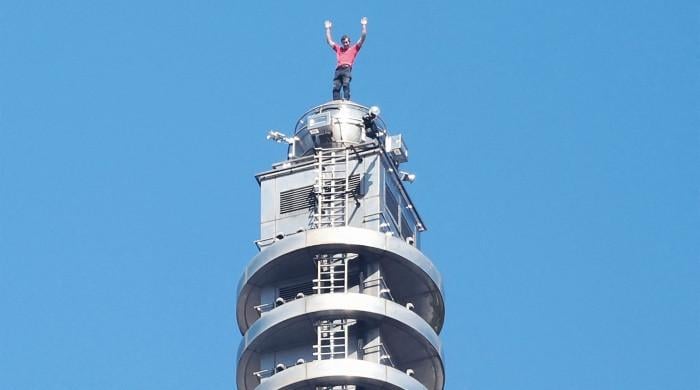 US climber scales Taiwan’s tallest building Taipei 101 without ropes